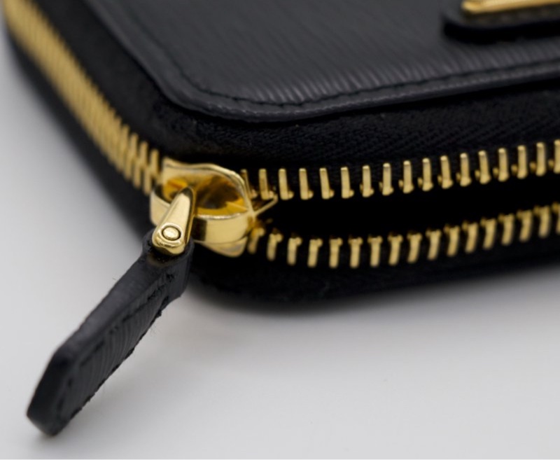 Prada 普拉達 SAFFIANO TRIANG 黑色 水波紋小牛皮 金色三角 LOGO 拉鍊卡夾 零錢包-4