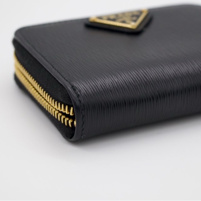 Prada 普拉達 SAFFIANO TRIANG 黑色 水波紋小牛皮 金色三角 LOGO 拉鍊卡夾 零錢包-7