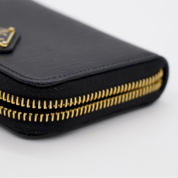 Prada 普拉達 SAFFIANO TRIANG 黑色 水波紋小牛皮 金色三角 LOGO 拉鍊卡夾 零錢包-10