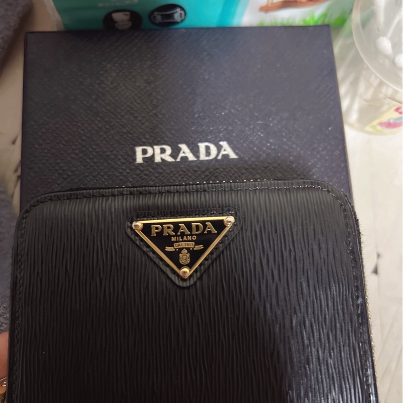 Prada 普拉達 SAFFIANO TRIANG 黑色 水波紋小牛皮 金色三角 LOGO 拉鍊卡夾 零錢包-11