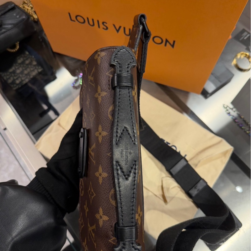 Louis Vuitton LV S-Lock Sling 腰包-1