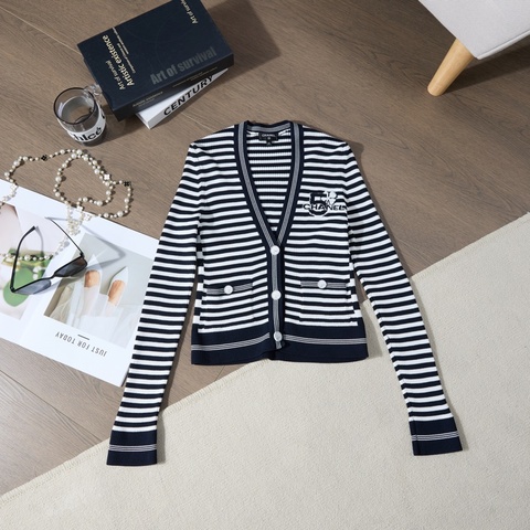 ❤️CHANEL 2023年 黑白條紋V領針織開衫 別緻logo鈕扣