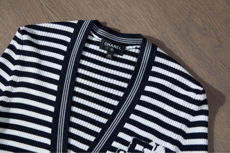 CHANEL黑白條紋V領針織開衫-2