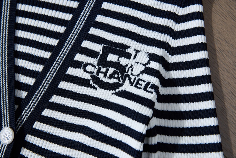 CHANEL黑白條紋V領針織開衫-3