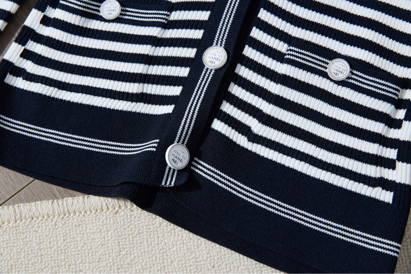 CHANEL黑白條紋V領針織開衫-4