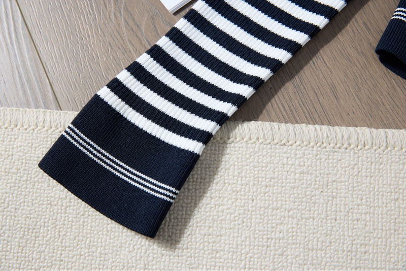 CHANEL黑白條紋V領針織開衫-5