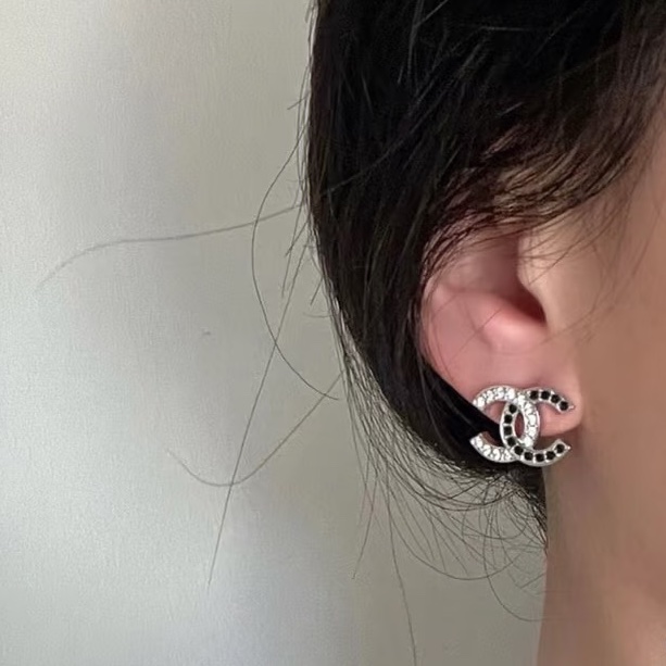 莉亞精品♡ Chanel 半黑水鑽耳環 二手美品-1