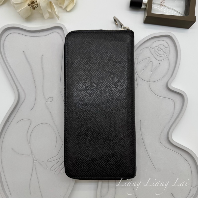 LOUIS VUITTON LV Taiga皮革拉鍊墨黑色長夾已-1