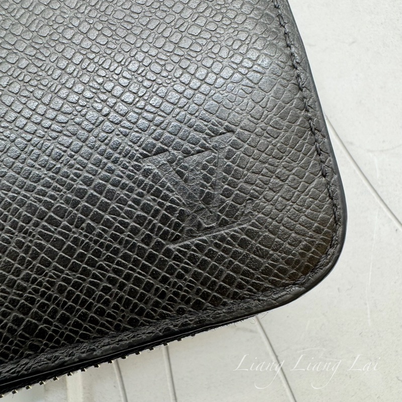 LOUIS VUITTON LV Taiga皮革拉鍊墨黑色長夾已-4