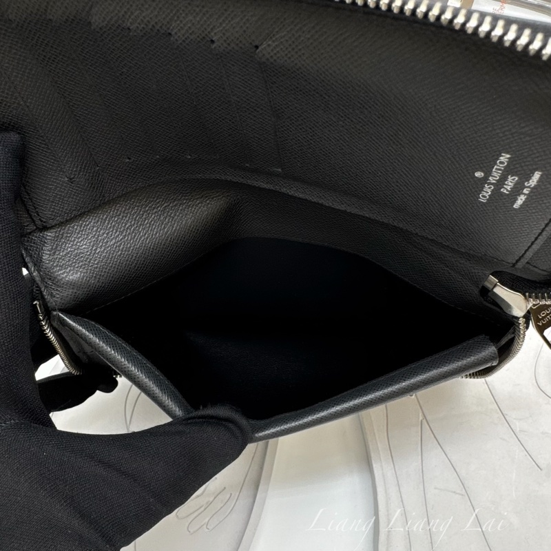 LOUIS VUITTON LV Taiga皮革拉鍊墨黑色長夾已-10