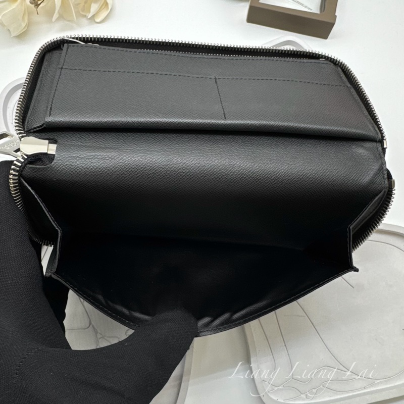 LOUIS VUITTON LV Taiga皮革拉鍊墨黑色長夾已-11