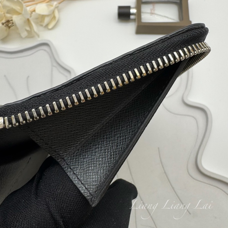 LOUIS VUITTON LV Taiga皮革拉鍊墨黑色長夾已-12
