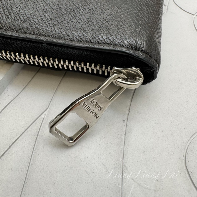 LOUIS VUITTON LV Taiga皮革拉鍊墨黑色長夾已-14