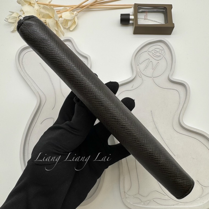 LOUIS VUITTON LV Taiga皮革拉鍊墨黑色長夾已-18