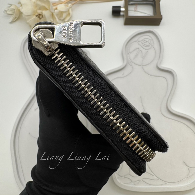 LOUIS VUITTON LV Taiga皮革拉鍊墨黑色長夾已-19