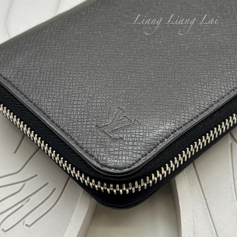 LOUIS VUITTON LV Taiga皮革拉鍊墨黑色長夾已-21
