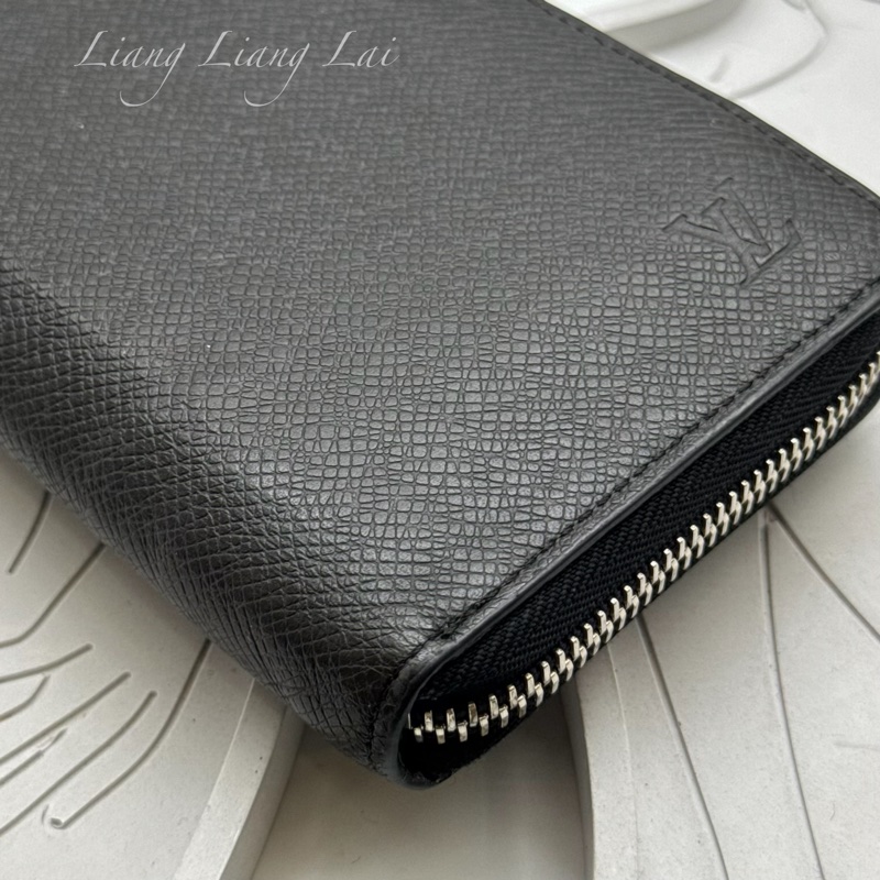 LOUIS VUITTON LV Taiga皮革拉鍊墨黑色長夾已-22