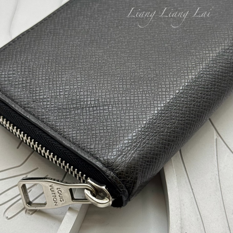 LOUIS VUITTON LV Taiga皮革拉鍊墨黑色長夾已-23