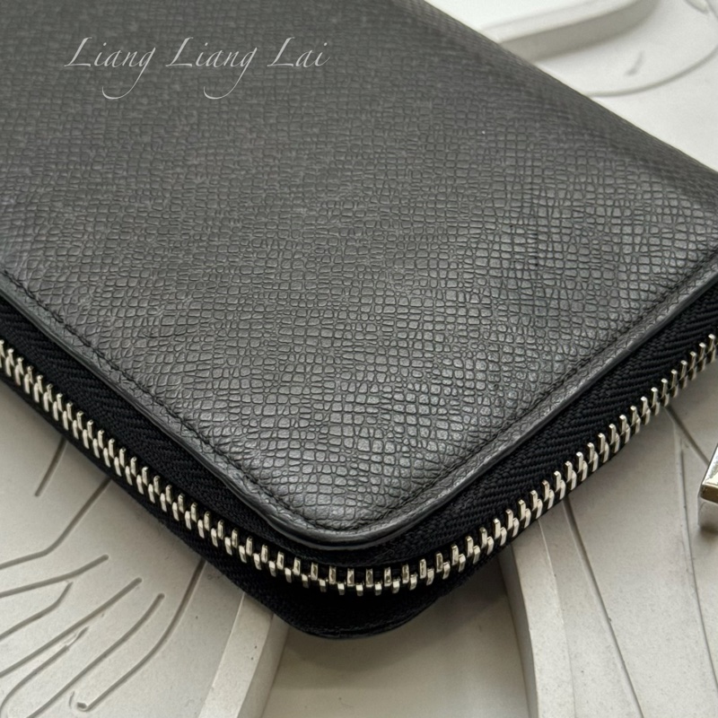 LOUIS VUITTON LV Taiga皮革拉鍊墨黑色長夾已-24