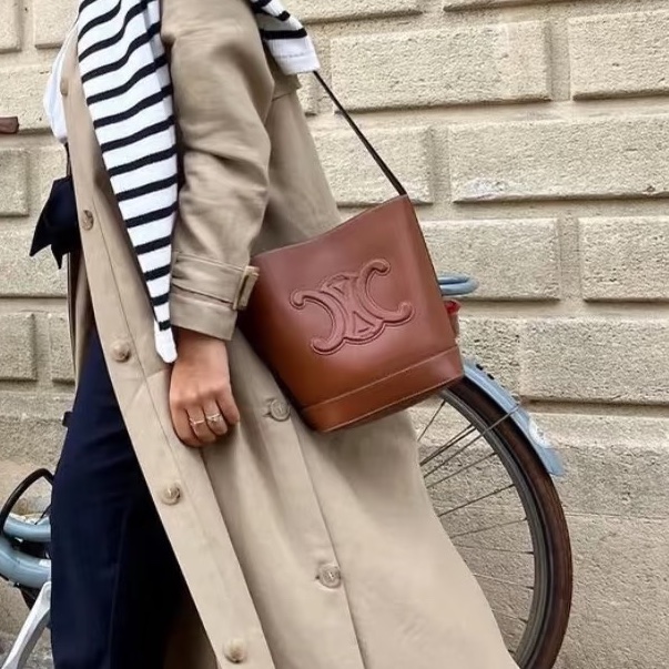 CELINE賽琳凱旋門水桶包 🥐焦糖色-1