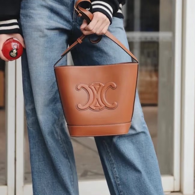 CELINE賽琳凱旋門水桶包 🥐焦糖色-4