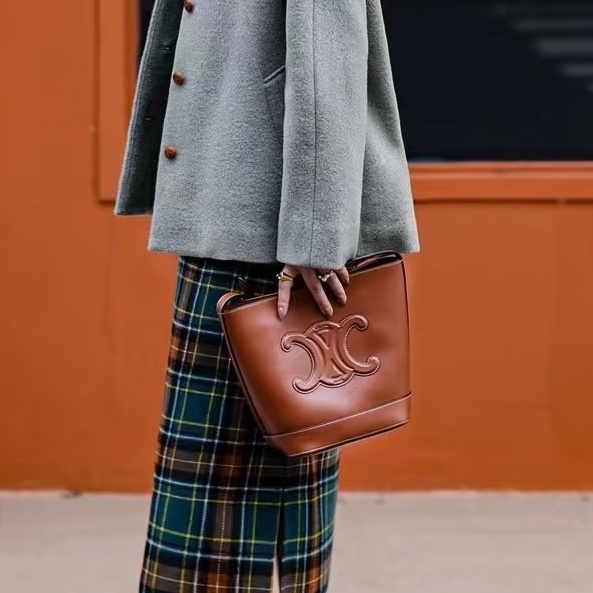 CELINE賽琳凱旋門水桶包 🥐焦糖色-8