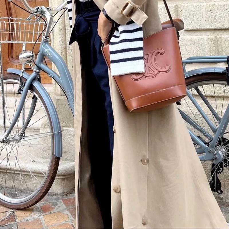 CELINE賽琳凱旋門水桶包 🥐焦糖色-26