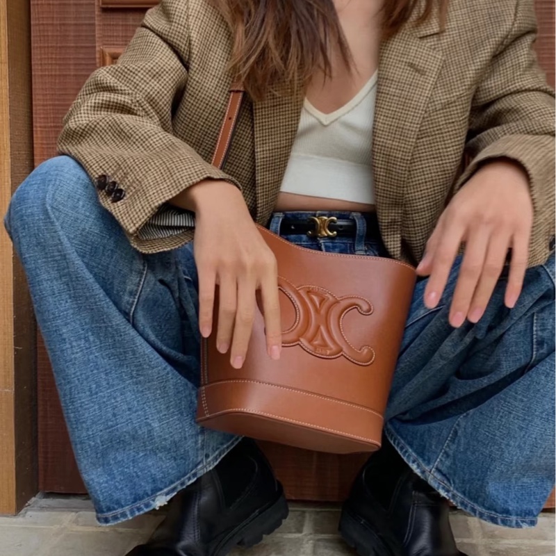 CELINE賽琳凱旋門水桶包 🥐焦糖色-28