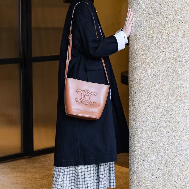 CELINE賽琳凱旋門水桶包 🥐焦糖色-29