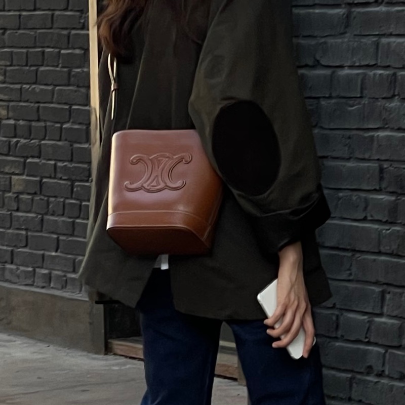 CELINE賽琳凱旋門水桶包 🥐焦糖色-31