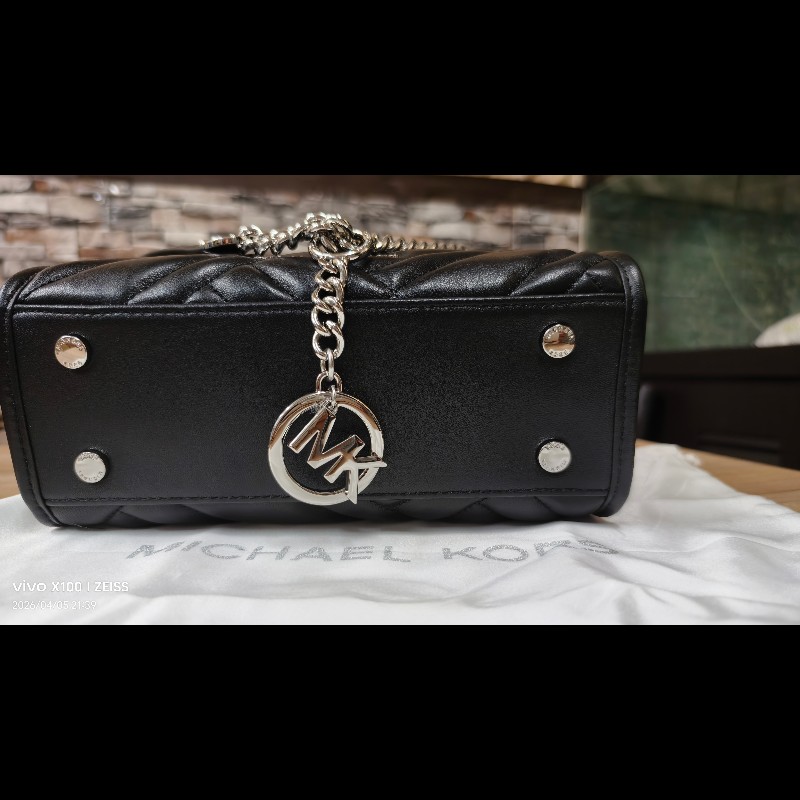 Michael Kors（MK）黑色小羊皮單肩包。-5