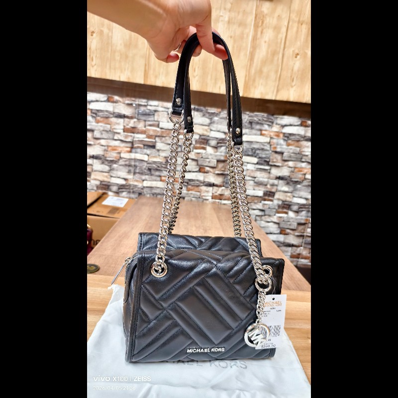 Michael Kors（MK）黑色小羊皮單肩包。-8