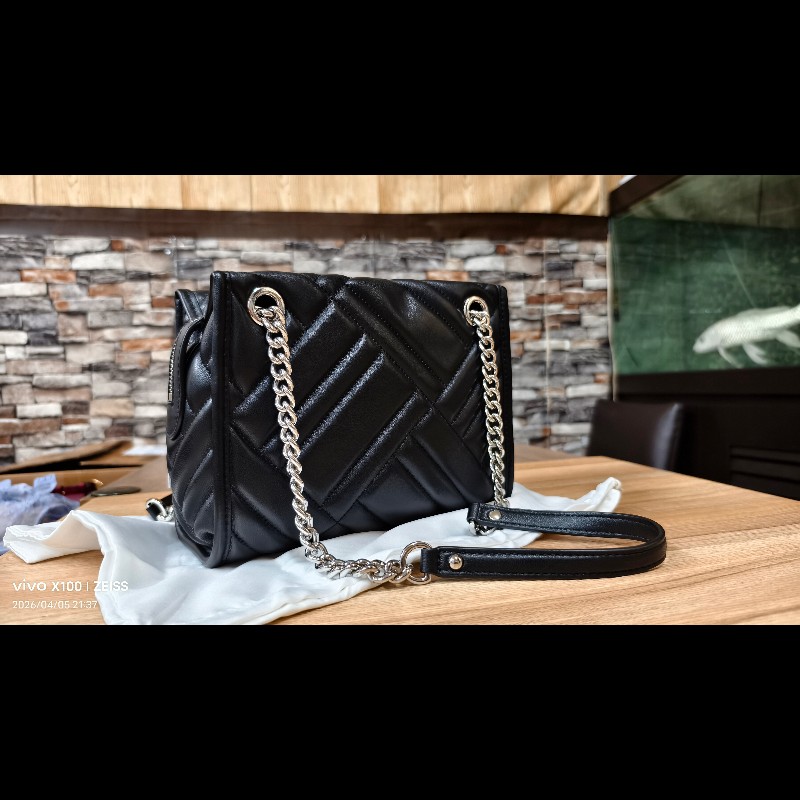 Michael Kors（MK）黑色小羊皮單肩包。-10