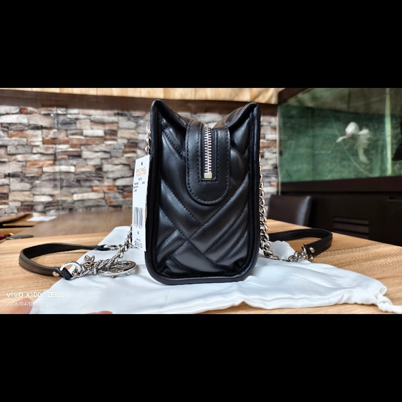 Michael Kors（MK）黑色小羊皮單肩包。-11