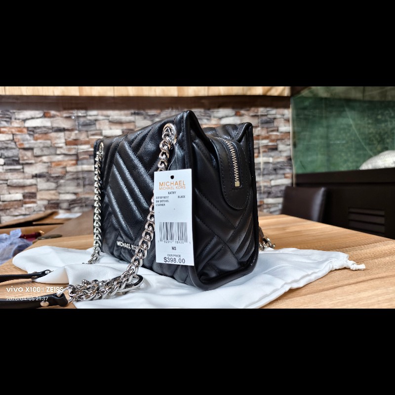 Michael Kors（MK）黑色小羊皮單肩包。-12