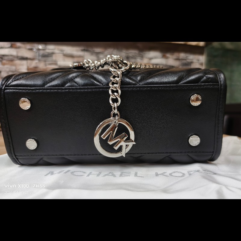 Michael Kors（MK）黑色小羊皮單肩包。-15