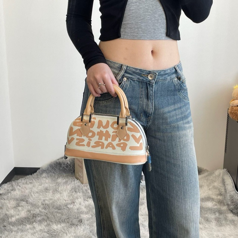 「JL精品代購」lv 限量裸色塗鴉貝殼手提包-1