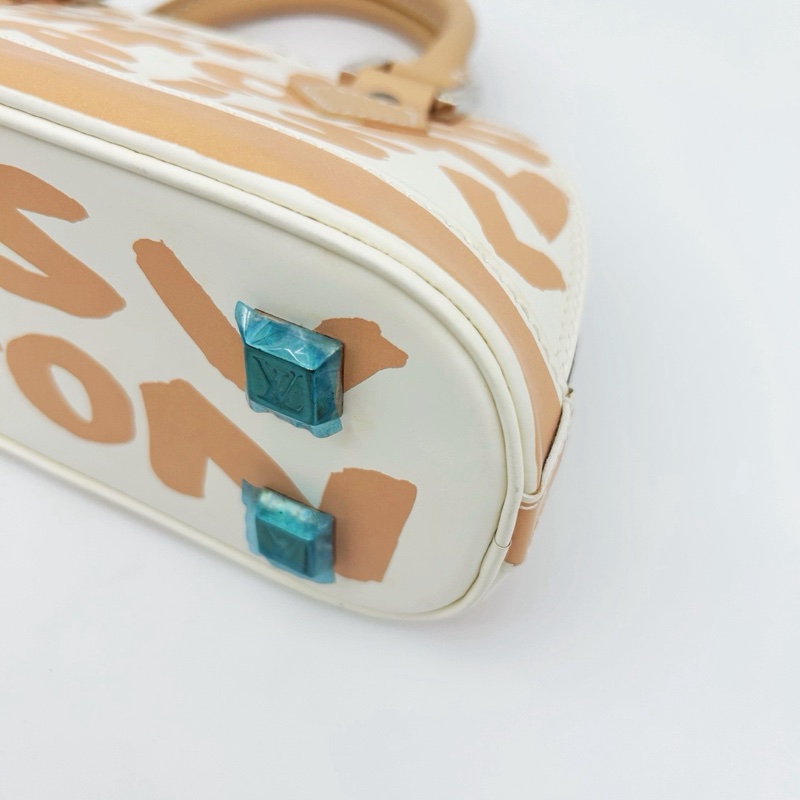 「JL精品代購」lv 限量裸色塗鴉貝殼手提包-8