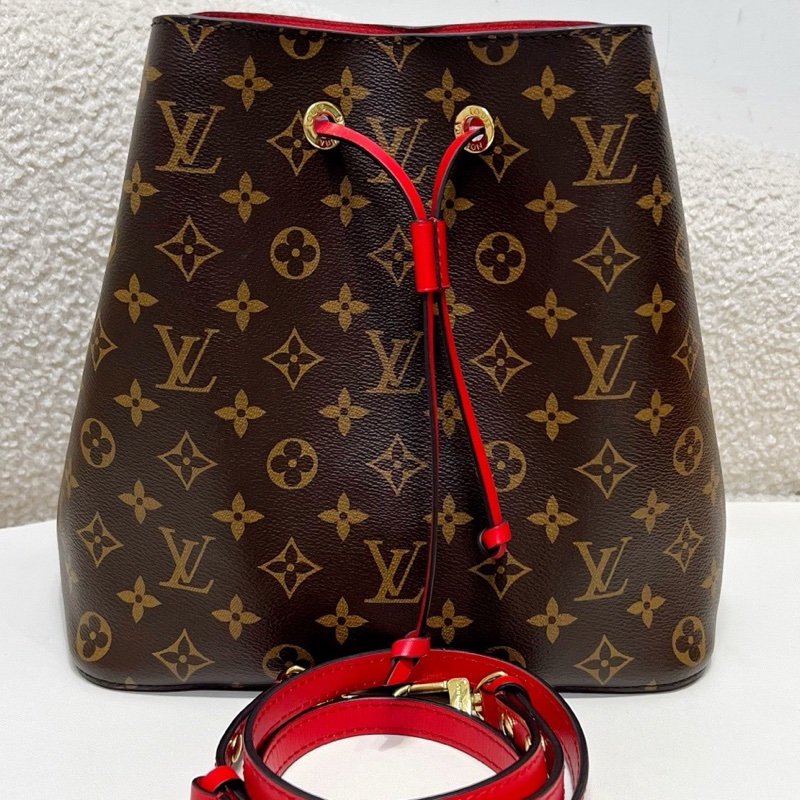 純芯片LV/路易威登 Louis Vuitton 經典老花 百搭通勤 帆布拼牛皮飾邊 水桶包 束繩包 手提包 斜挎包 單肩包 棕色拼紅色 內里乾淨 底長:26-0