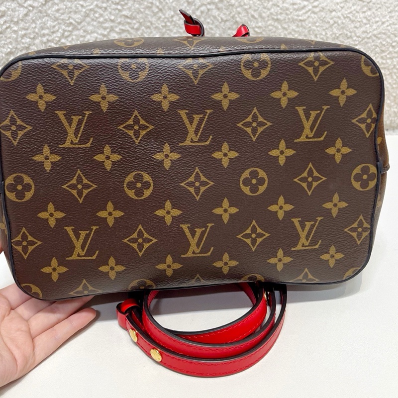 純芯片LV/路易威登 Louis Vuitton 經典老花 百搭通勤 帆布拼牛皮飾邊 水桶包 束繩包 手提包 斜挎包 單肩包 棕色拼紅色 內里乾淨 底長:26-4