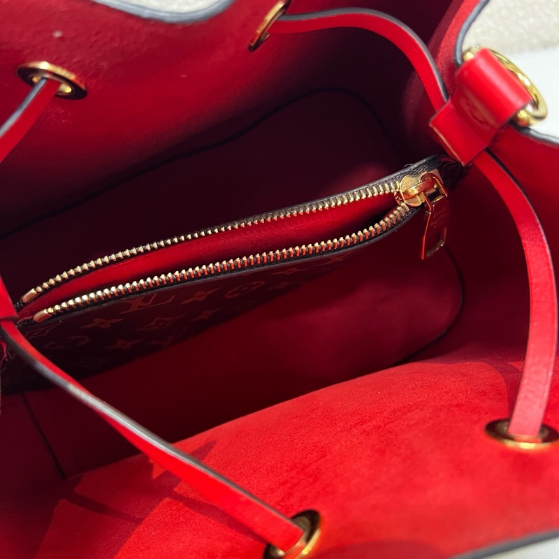 純芯片LV/路易威登 Louis Vuitton 經典老花 百搭通勤 帆布拼牛皮飾邊 水桶包 束繩包 手提包 斜挎包 單肩包 棕色拼紅色 內里乾淨 底長:26-5