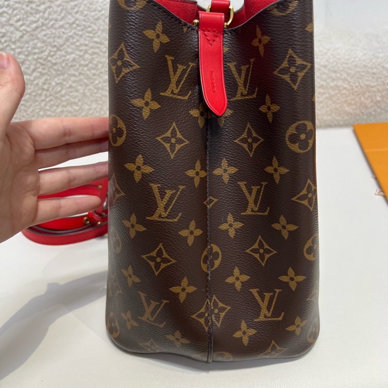 純芯片LV/路易威登 Louis Vuitton 經典老花 百搭通勤 帆布拼牛皮飾邊 水桶包 束繩包 手提包 斜挎包 單肩包 棕色拼紅色 內里乾淨 底長:26-7