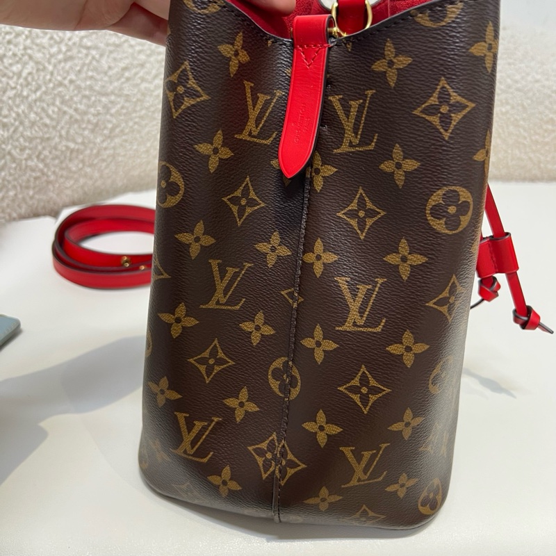 純芯片LV/路易威登 Louis Vuitton 經典老花 百搭通勤 帆布拼牛皮飾邊 水桶包 束繩包 手提包 斜挎包 單肩包 棕色拼紅色 內里乾淨 底長:26-8