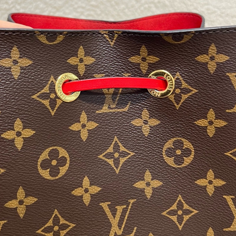 純芯片LV/路易威登 Louis Vuitton 經典老花 百搭通勤 帆布拼牛皮飾邊 水桶包 束繩包 手提包 斜挎包 單肩包 棕色拼紅色 內里乾淨 底長:26-9