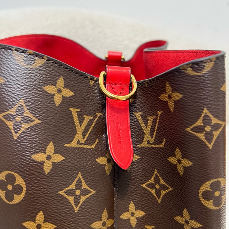 純芯片LV/路易威登 Louis Vuitton 經典老花 百搭通勤 帆布拼牛皮飾邊 水桶包 束繩包 手提包 斜挎包 單肩包 棕色拼紅色 內里乾淨 底長:26-10