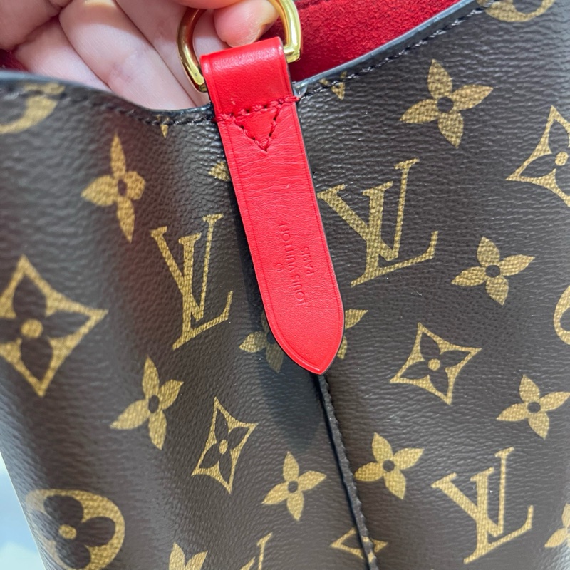 純芯片LV/路易威登 Louis Vuitton 經典老花 百搭通勤 帆布拼牛皮飾邊 水桶包 束繩包 手提包 斜挎包 單肩包 棕色拼紅色 內里乾淨 底長:26-11