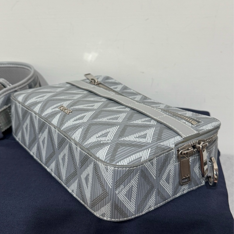 Dior 鑽石灰色郵差斜背包-10