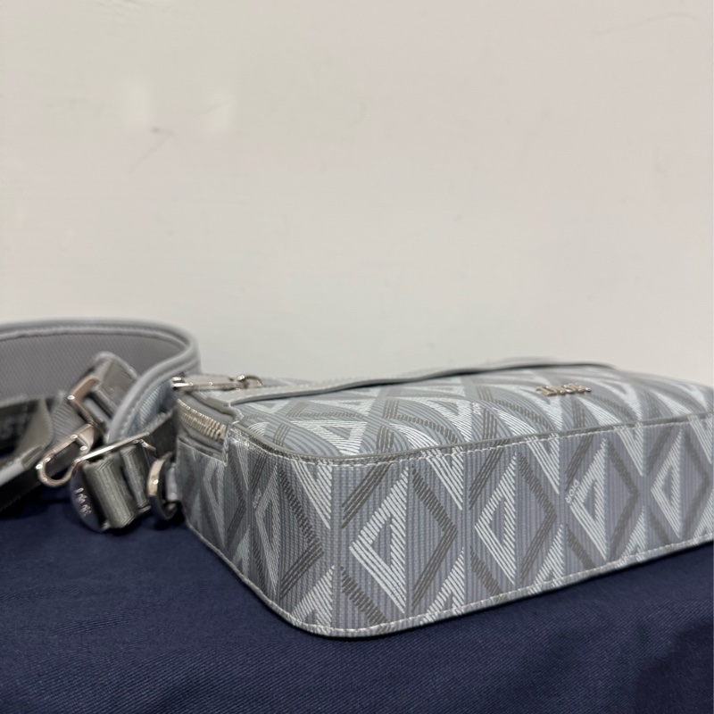 Dior 鑽石灰色郵差斜背包-17