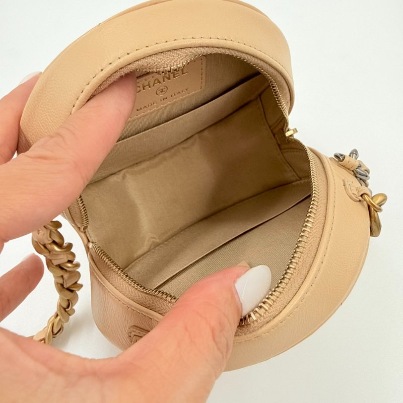 CHANEL - 奶茶色金釦羊皮19bag小圓餅包-10