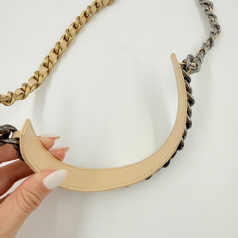 CHANEL - 奶茶色金釦羊皮19bag小圓餅包-18